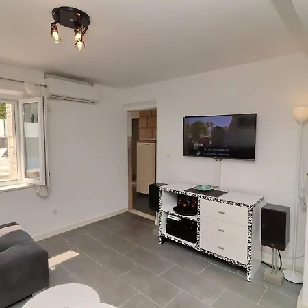 Ivana - Three-bedroom With Private Pool فيلة Zrnovo