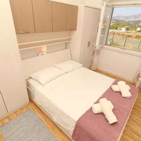 Ivana - Three-bedroom With Private Pool فيلة Zrnovo