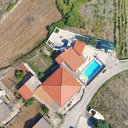 Ivana - Three-bedroom With Private Pool Zrnovo